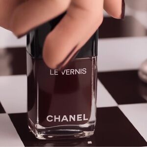 Limited Edition Chanel LE VERNIS Longwear Nail Colour Rouge Noir #397